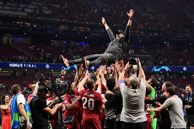 Podobne prizore bi lahko spremljali po umiritvi razmer na Otoku. Naslov angleškega nogometnega prvaka bo namreč prvič po 30 letih pripadel Liverpoolu, ki ga uspešno vodi trener Jürgen Klopp (v zraku). FOTO: AFP