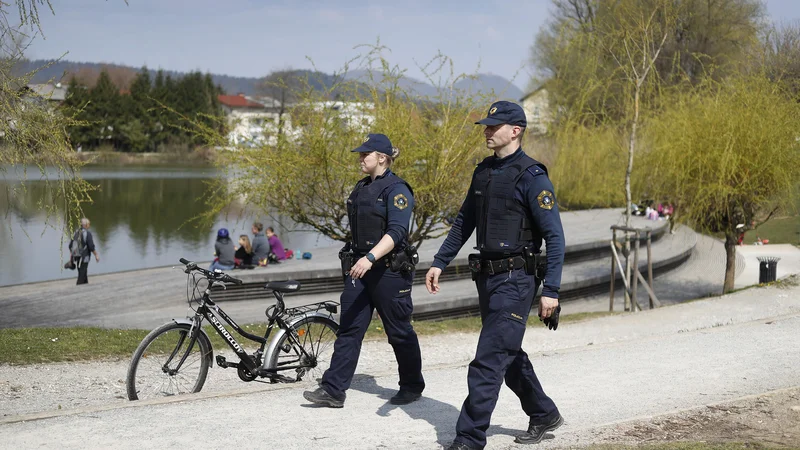 Fotografija: Ob koncu tedna je bilo več rekreacijskih točk v Ljubljani polnih obiskovalcev. Na fotografiji: policista na obhodu na Koseškem bajerju. FOTO: Leon Vidic/Delo