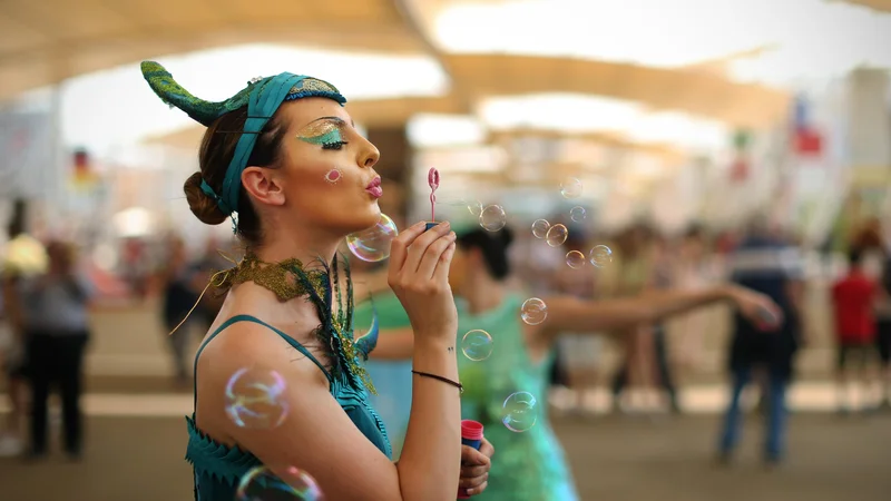 Fotografija: Slovenski dan na sejmu Milano EXPO 2015, Italija 19.junija 2015. Dekleta, ki ponazarjajo zdravo življenje, naša termalna in mineralna bogastva vabijo obiskovalce v naš pavilijon. Foto Jure Eržen/delo