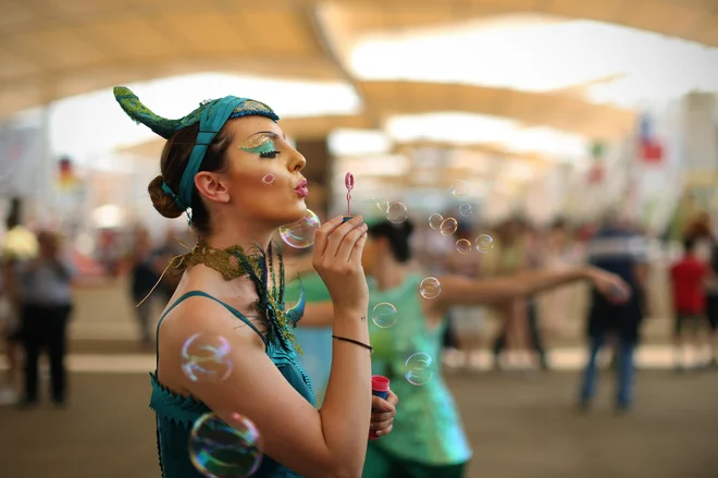 Slovenski dan na sejmu Milano EXPO 2015, Italija 19.junija 2015. Dekleta, ki ponazarjajo zdravo življenje, naša termalna in mineralna bogastva vabijo obiskovalce v naš pavilijon. Foto Jure Eržen/delo