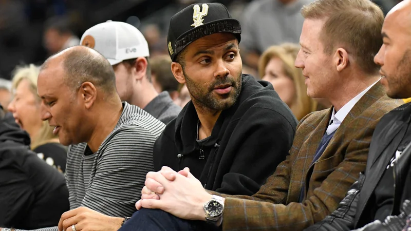 Fotografija: Tony Parker (v sredini) bi utegnil zamenjati športno panogo. FOTO: Reuters