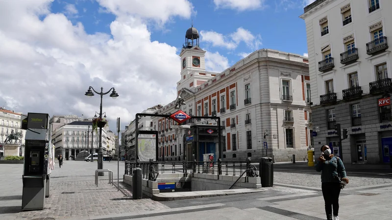 Fotografija: Španija je za Italijo druga najbolj prizadeta država v EU. Na fotografiji trg Puerta del Sol v Madridu. Foto: Reuters