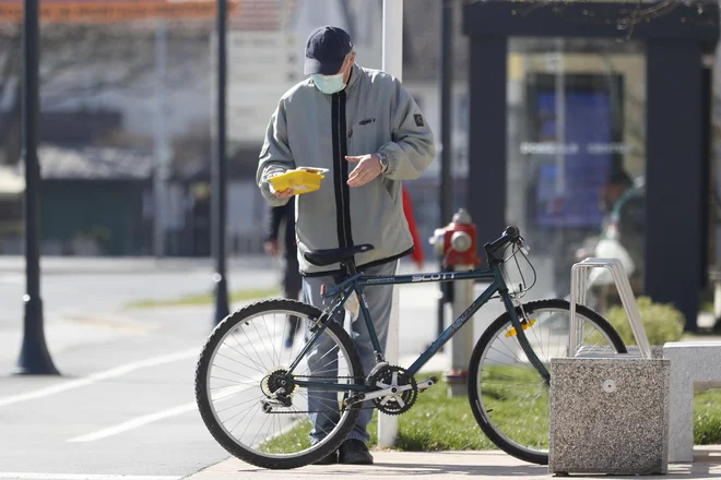 Zaščitne opreme primanjkuje po celi Sloveniji. FOTO: Leon Vidic/Delo