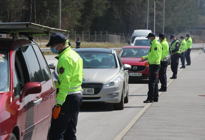 Na delu je zaradi nalog, povezanih z epidemijo, vsakodnevno več kot tisoč policistov. FOTO: Marko Feist
