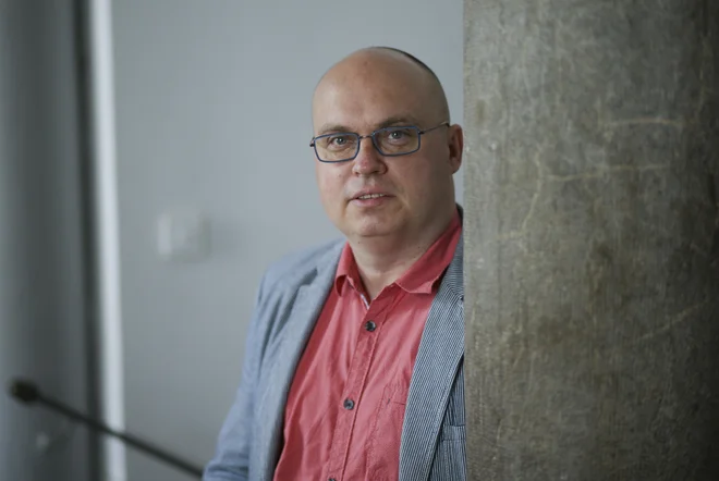 dr. Dan Podjed, antropolog ZRC SAZU: »Šola je pomembna zaradi socializacije, ne samo zaradi prenosa znanja. Ta socializacija pa mora potekati v živo. Taki smo ljudje.« FOTO: Jože Suhadolnik/Delo