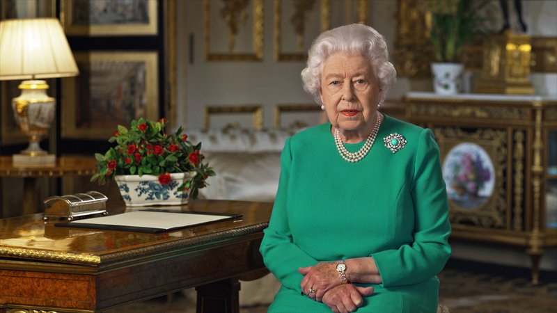 Fotografija: Čeprav boj z virusom še ni pri koncu, je javnost lahko po kraljičinih besedah prepričana, da »se bodo boljši dnevi vrnili«. FOTO: Reuters