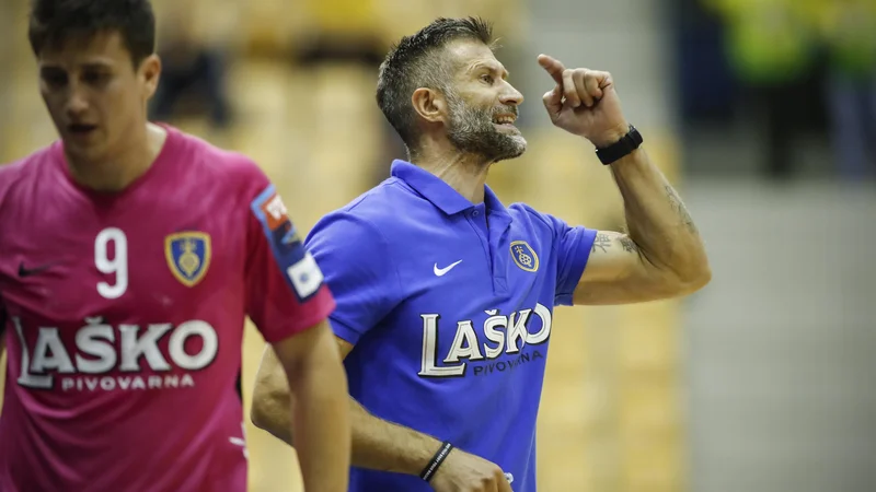 Fotografija: Tomaž Ocvirk, trener ekipe Celje Pivovarna Laško, je s svojo vrsto vknjižil zmago nad Trebanjci. FOTO: Uroš Hočevar/Delo