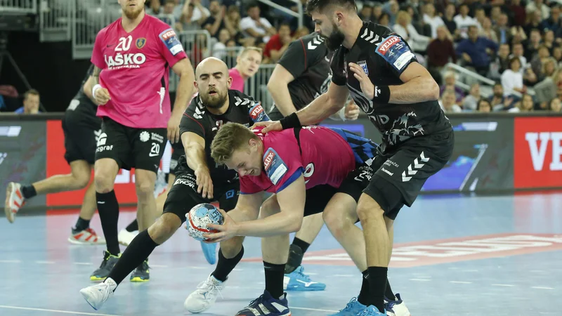 Kristjan Horžen se je takole boril z zagrebško obrambo. FOTO: Cropix