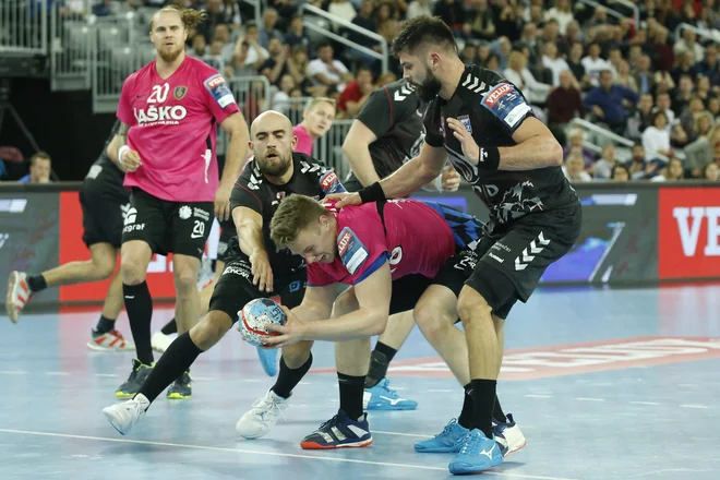 Kristjan Horžen se je takole boril z zagrebško obrambo. FOTO: Cropix