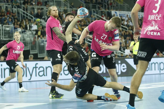 Celjska obramba v Zagrebu ni bila dovolj čvrsta, jutri bo morala biti bolj v pomoč vratarju Klemnu Ferlinu, FOTO: Cropix