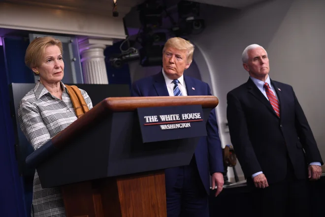 Predsednik Trump in njegov krizni štab na nedeljski tiskovni konferenci.&nbsp;FOTO: Eric Baradat/AFP