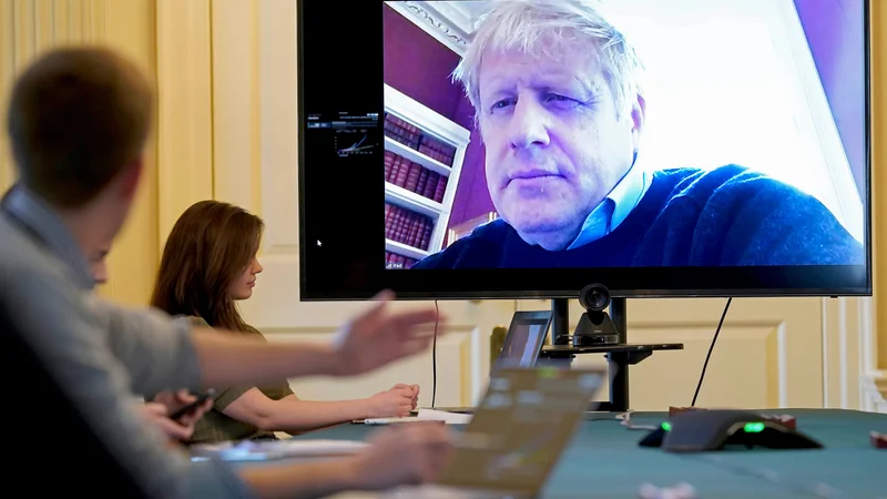 Fotografija: Boris Johnson je od potrditve okužbe v izolaciji. Da ima blage simptome okužbe, je objavil že 27. marca. FOTO: Andrew Parsons/AFP