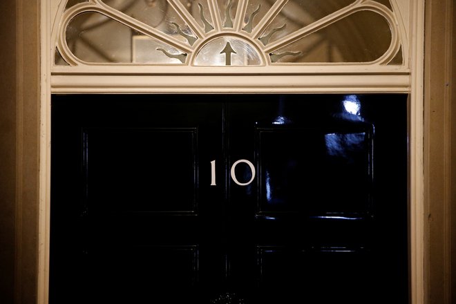 Na Downing Streetu javnost pomirjajo z navedbo, da je premierova hispitalizacija preventivna, rutinska. FOTO: Henry Nicholls/Reuters