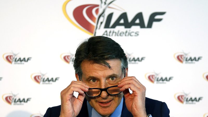 Fotografija: Sebastian Coe na svetovno dogajanje v atletiki gleda skozi svoja očala. FOTO: Reuters