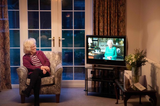 Nedeljski nagovor kraljice Elizabete II. si je prek televizijskih zaslonov ogledalo 25 milijonov Otočanov. Foto: AFP