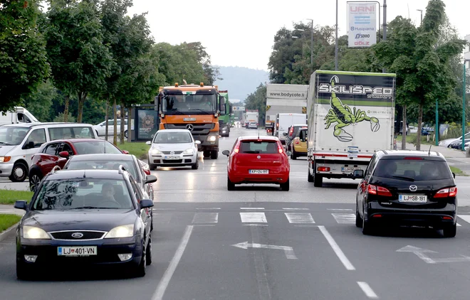 Gost promet na Letališki cesti sredi lanskega poletja. FOTO: Roman Šipić/Delo