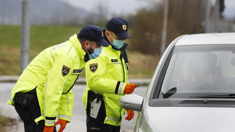 Fotografija: Če voznik v času okrnjenega dela sodišč ostane brez vozniškega dovoljenja, bo preteklo kar nekaj vode, da ga dobi nazaj. FOTO: Leon Vidic/Delo