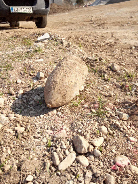 Med pripravo terena za pločnik ob Letališki cesti so našli bombo. FOTO: MOL