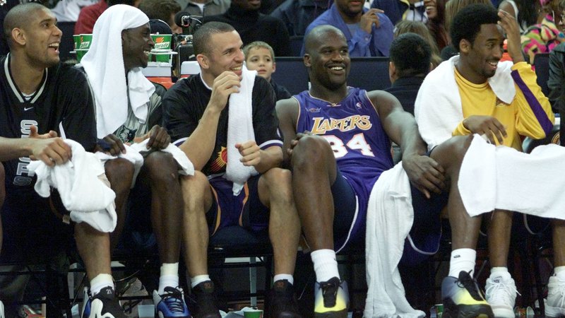 Fotografija: Tim Duncan (levo), Kevin Garnett (ob njem) in Kobe Bryant desno) med enim od skupnih nastopov na tekmah All-Star NBA. Med njimi Jason Kidd in Shaquille O'Neal. FOTO: Reuters
