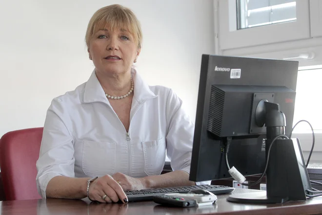 Popoldanska gostja vladne izjave za medije je bila Mojca Matičič z Infekcijske klinike UKC Ljubljana in strokovna mentorica študentom v vladnem klicnem centru. FOTO: Ljubo Vukelič