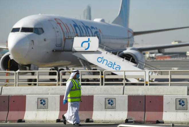 Dubajsko letališče. Družbi Emirates Airlines in Etihad Airways bosta organizirali lete za tuje državljane, ki se želijo vrniti domov. FOTO: Karim Sahib/AFP