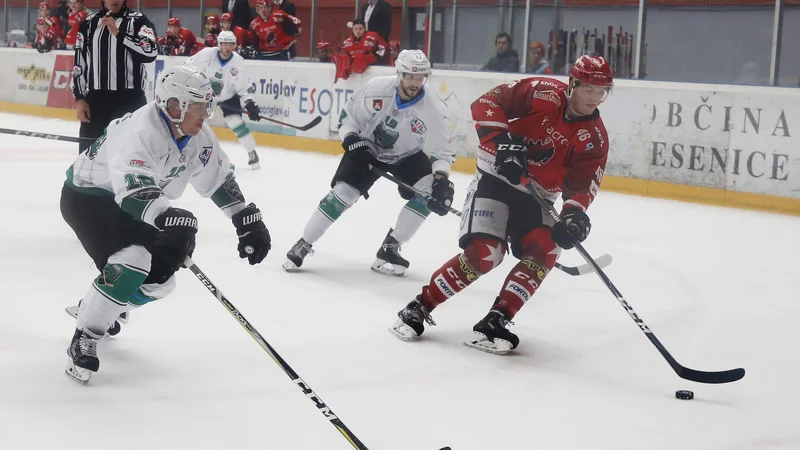 Fotografija: Moštvi SŽ Olimpije in SIJ Acronija Jesenic bosta tudi v naslednji sezoni branili slovenske barve v AHL. FOTO: Leon Vidic/Delo