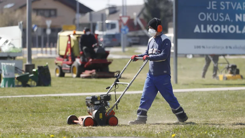 Fotografija: Kacin je dejal, da trenutno »delajo na tem, da bi lahko vlada še ta teden obravnavala ukrepe, s katerimi bi zagnala nekatere gospodarske panoge«. FOTO: Leon Vidic