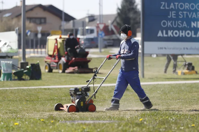 Kacin je dejal, da trenutno &raquo;delajo na tem, da bi lahko vlada še ta teden obravnavala ukrepe, s katerimi bi zagnala nekatere gospodarske panoge&laquo;. FOTO: Leon Vidic