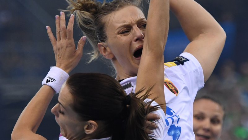 Fotografija: Slovenka Barbara Lazović je v finalu za Vardar dosegla tri gole, domača kapetanka Anita Görbicz pa je za 35. rojstni dan osvojila nov naslov evropske prvakinje. Foto: AFP