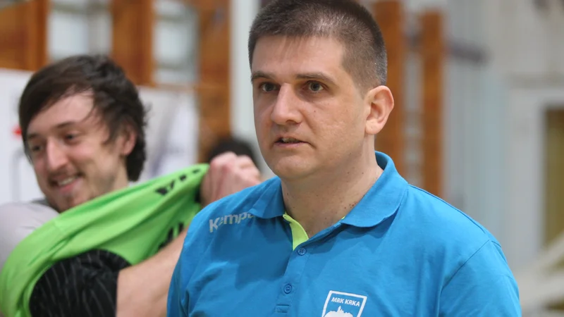 Fotografija: Trener Krke Mirko Skoko in kapetan David Didovič (zadaj) sta si po zmagi proti Celju v superpokalu obetala boljše nadaljevanje sezone. FOTO: Igor Zaplatil