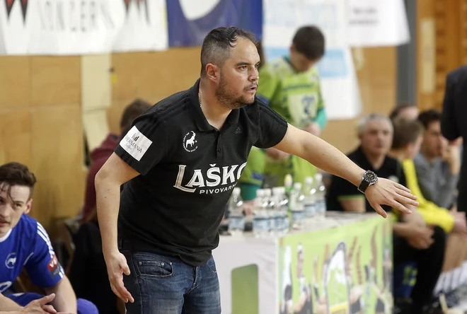 Branko Tamše trenutno nima službe, zato z nasveti pomaga Koprčanom. FOTO: Blaž Samec