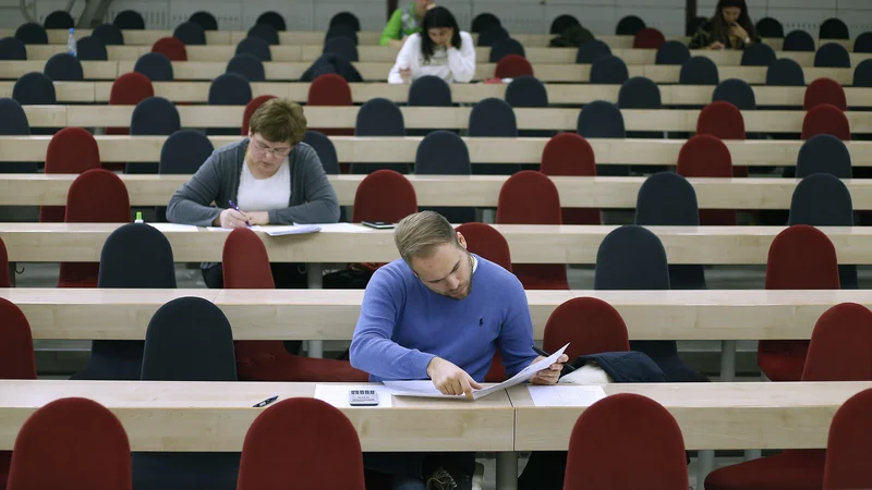 Fotografija: Poleg sistemskih sprememb in prilagoditev bo treba na novo uskladiti pričakovanja in potrebe posameznikov in celotne družbe. Foto Blaž Samec