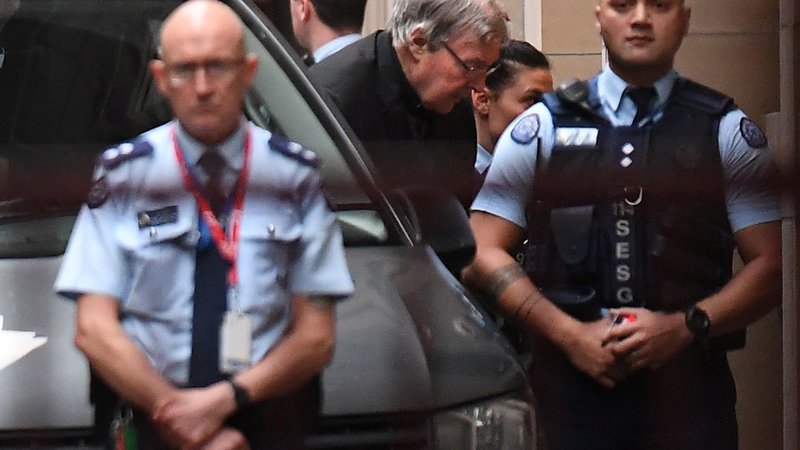 Fotografija: Kardinal George Pell ob prihodu na vrhovno sodišče v Melbournu. FOTO: Reuters