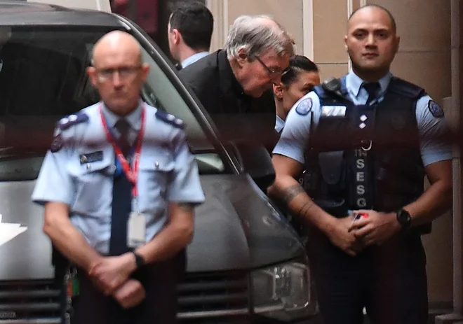 Kardinal&nbsp;George Pell ob prihodu na vrhovno sodišče v Melbournu. FOTO: Reuters