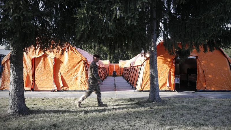 Fotografija: Vsak od dvanajstih šotorov v mobilnem stacionariju tehta 200 kilogramov. FOTO: Uroš Hočevar/Delo
