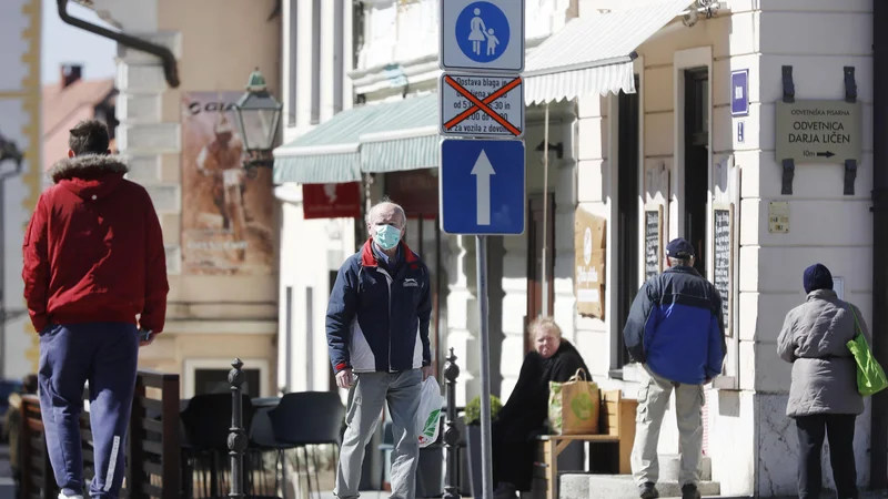 Fotografija: Že pred izbruhom epidemije koronavirusa je bilo v naši državi zelo malo skrbi za starejše, zdaj pa je še slabše, opozarja sindikat upokojencev.
Foto Leon Vidic