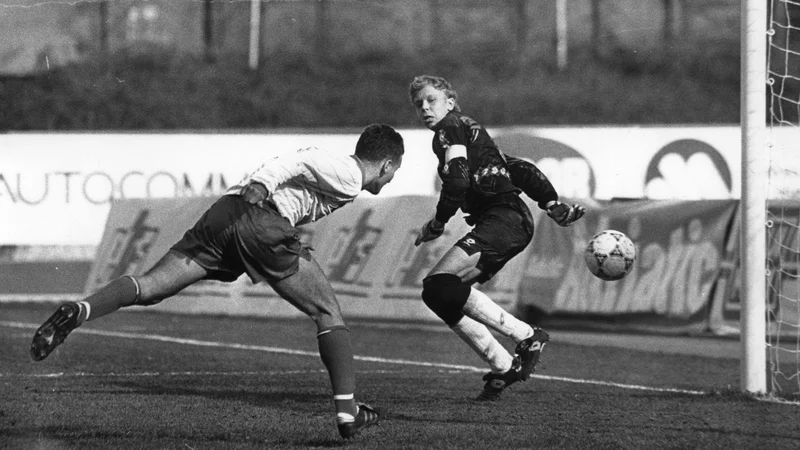 Fotografija: Samir Zulić je na prvi domači reprezentančni tekmi slovenske reprezentance pod okriljem Fife in Uefe dosegel prvi gol, ko je že v 13. minuti z glavo premagal estonskega vratarja Martija Pooma. FOTO: Igor Modic/Delo