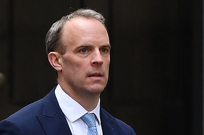 Johnsona bo v času okrevanja za krmilom britanske vlde nadomestil zunanji minister Dominic Raab. FOTO: Daniel Leal-olivas/AFP