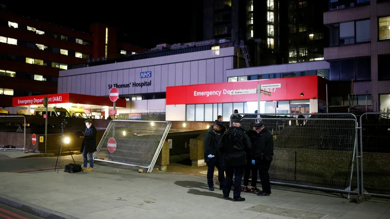Fotografija: Johnsona so v bolnišnico St. Thomas' Hospital v Londonu – uradno zaradi preventivnih oziroma rutinskih preiskav – sprejeli v nedeljo. FOTO: Henry Nicholls/Reuters