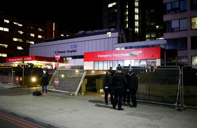 Johnsona so v bolnišnico St. Thomas&#39; Hospital v Londonu&nbsp;&ndash; uradno zaradi preventivnih oziroma rutinskih preiskav&nbsp;&ndash; sprejeli v nedeljo. FOTO: Henry Nicholls/Reuters