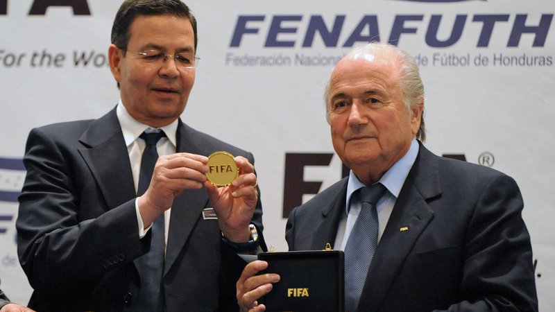 Fotografija: Podkupovalna afera je spodnesla tudi bivšega predsednika Svetovne nogometne zveze (desno) Seppa Blatterja, medtem ko je Rafael Callejas, eden od obtoženih korupcije, bivši predsednik honduraške nogometne zveze in tudi države, v soboto umrl zaradi srčnega zastoja. FOTO: AFP