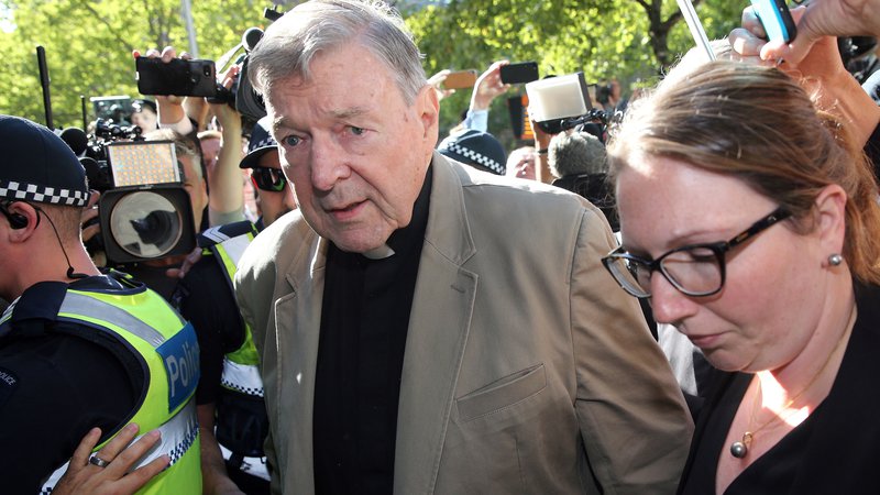 Fotografija: Kardinala Pella so po oprostilni sodbi izpustili iz strogo varovanega zapora Barwon blizu Melbournea. FOTO: Con Chronis/Afp