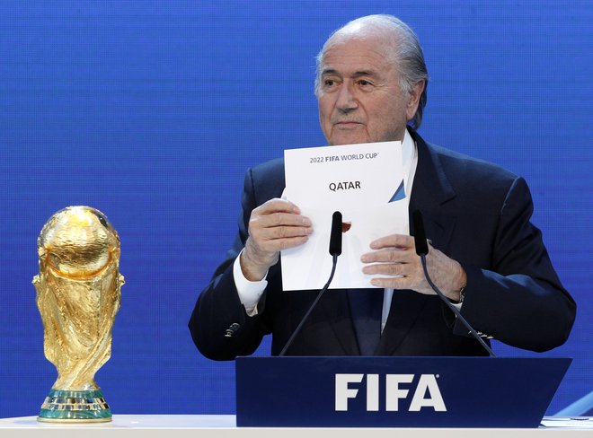 Takole je Sepp Blatter razglasil zmagovalca v bitki za organizacijo mundiala leta 2022. FOTO: Reuters