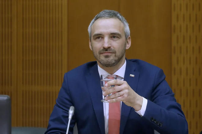 Krizno nadomestilo bo pripadlo tudi tistim, ki bodo med krizo izgubili delo, je napovedal minister za delo Janez Cigler Kralj. FOTO: Blaž Samec/Delo