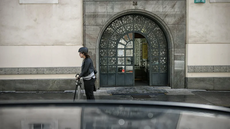 Fotografija: Zavod za zdravstveno zavarovanje bo imel po predvidenih treh mesecih epidemije okoli 100 milijonov evrov primanjkljaja. Foto Blaž Samec