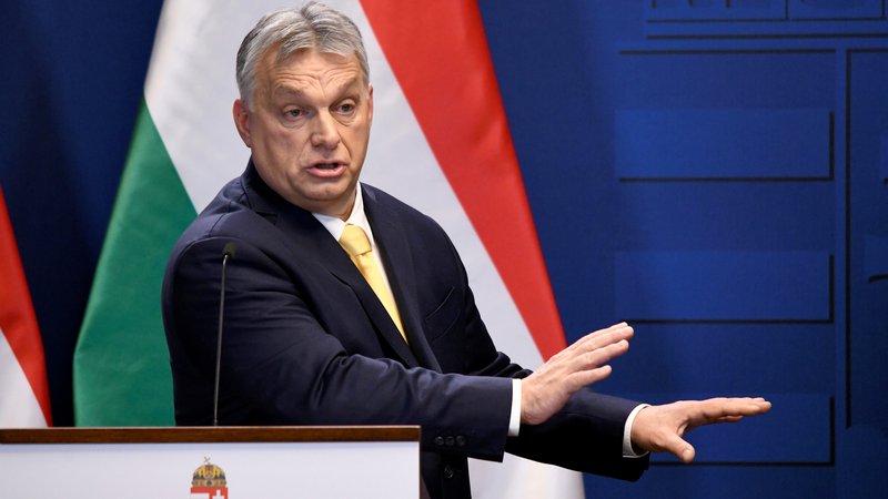 Fotografija: Kritiki iz EPP očitajo madžarskemu premieru uvedbo sistema, ki dopušča, da lahko njegova vlada brez časovnih omejitev de facto vlada z dekreti. FOTO: Tamas Kaszas/Reuters
