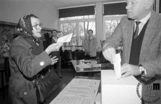 Volitve 8. aprila 1990 so bile drugačne od tistih, ki smo jih Slovenci do takrat poznali; prvič po vojni smo glasovali neposredno in tajno, tudi za stranke. FOTO: Tone Stojko/Muzej novejše zgodovine Slovenije