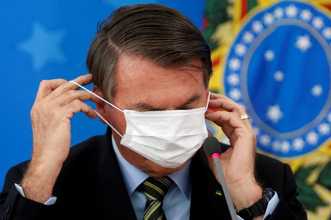 Brazilski predsednik Jair Bolsonaro je glavni zanikovalec razsežnosti zdravstvene krize med voditelji večjih držav. FOTO: Reuters