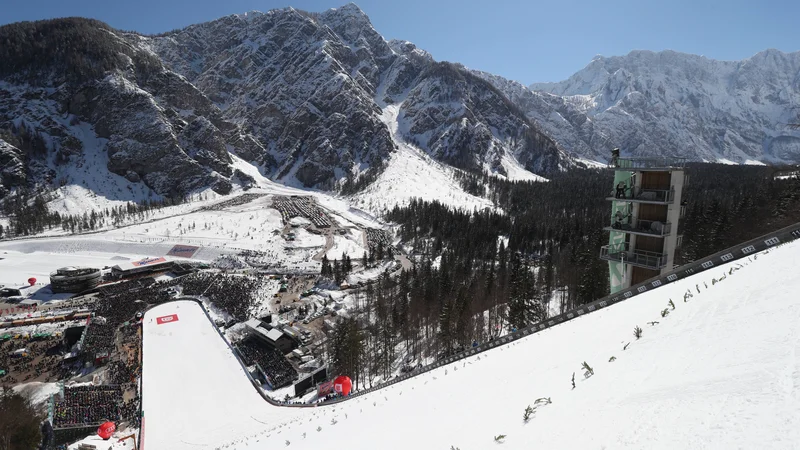 Fotografija: V Planici skrbijo, da bo letalnica zasnežena tudi decembra. FOTO: Marko Feist