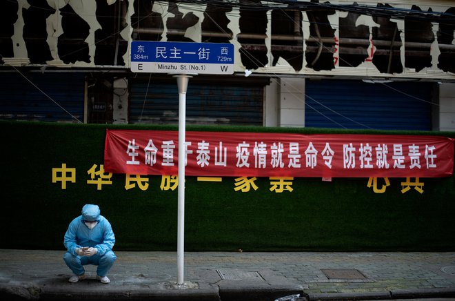 Kitajske oblasti so zaradi izbruha novega koronavirusa uvedle karanteno za več deset milijonov ljudi - 23. januarja najprej v Wuhanu, nato pa tudi v drugih delih province Hubei. FOTO:Noel Celis/AFP